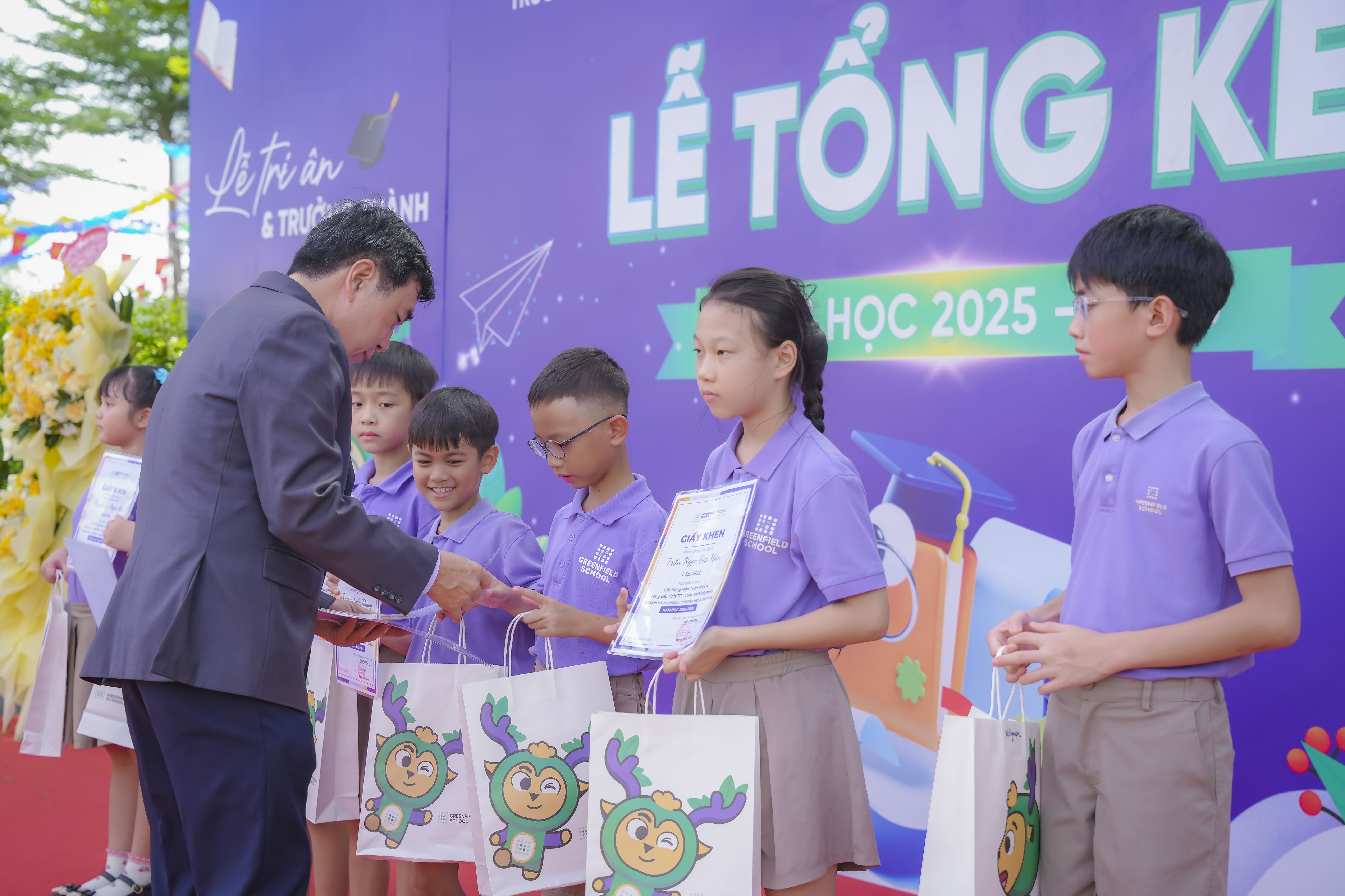 khen-thuong-hoc-sinh-le-tong-ket